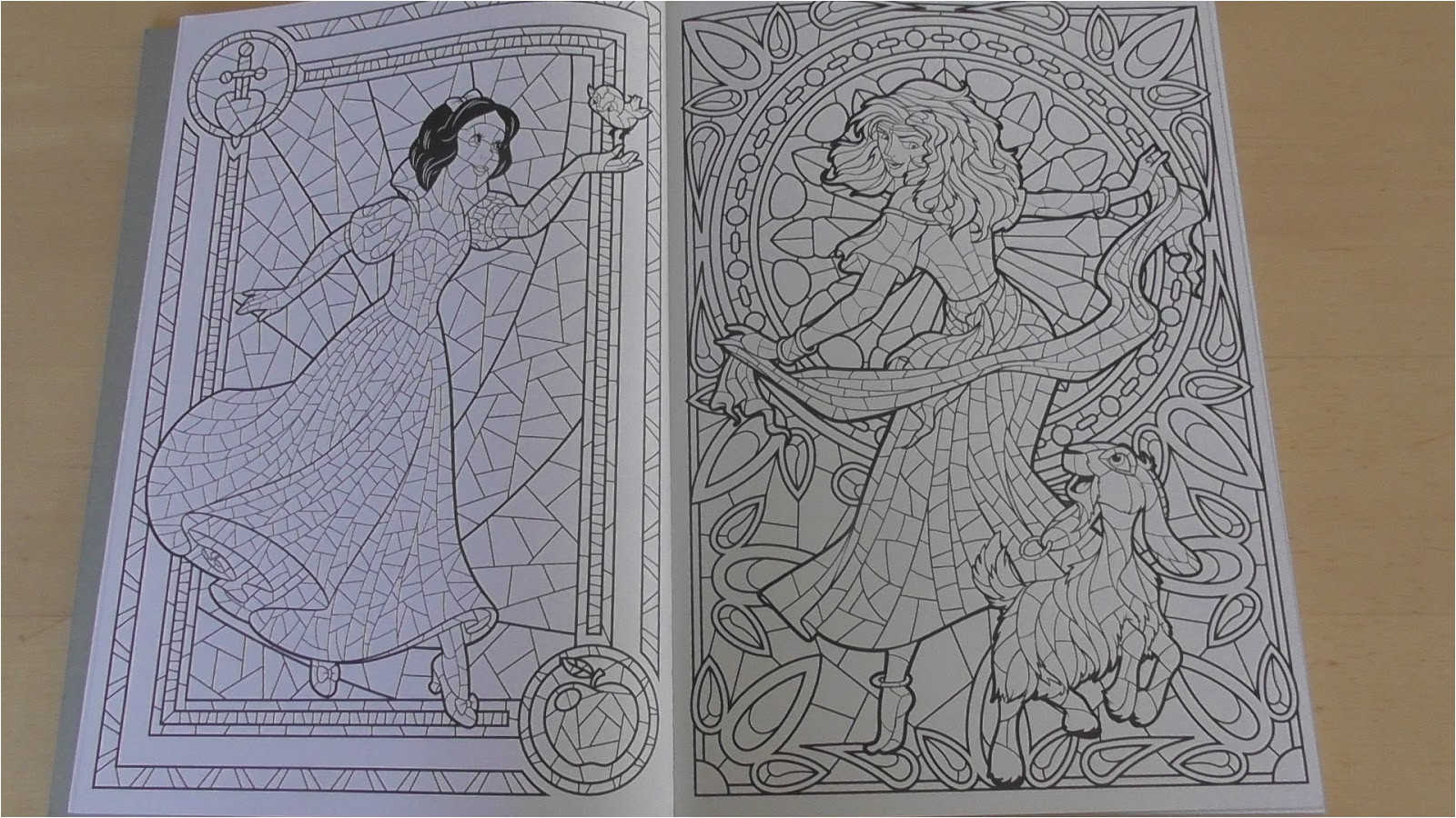 Disney Vitraux 100 Coloriages Art Thérapie Les Chroniques D Un Lecteur Passionné Disney Vitraux