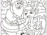 Coloriage Du Pere Noel Gratuit Coloriage Le Père Noël Nourrit Ses Rennes