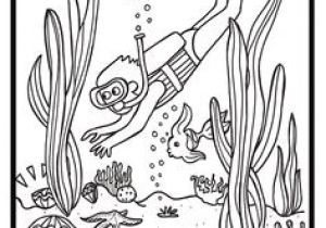 Coloriage Fond sous Marin Coloriage De Deux Petits Enfants Sur La Plage Avec Un Requin Dans L